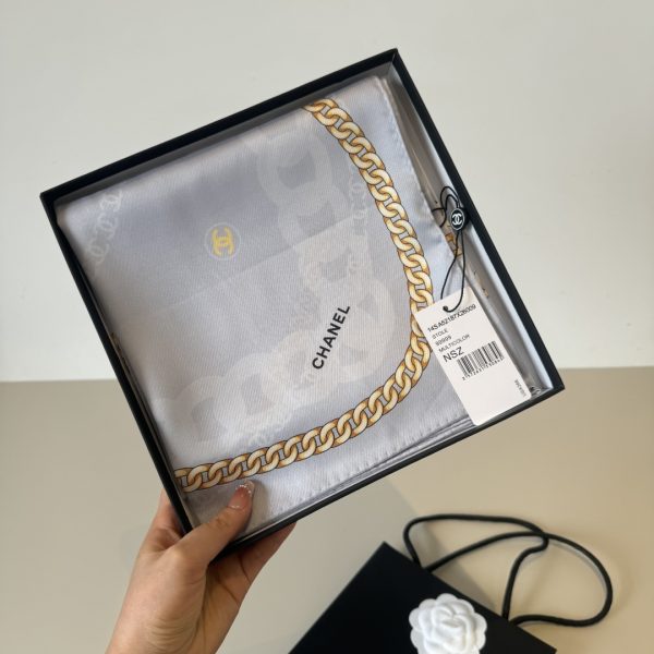 Chanel chuỗi vuông khăn