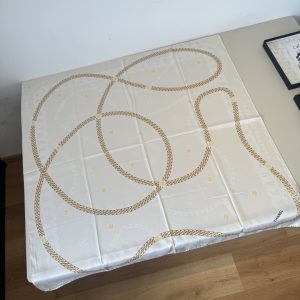 Chanel chuỗi vuông khăn