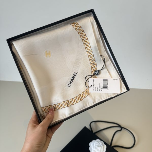 Chanel chuỗi vuông khăn