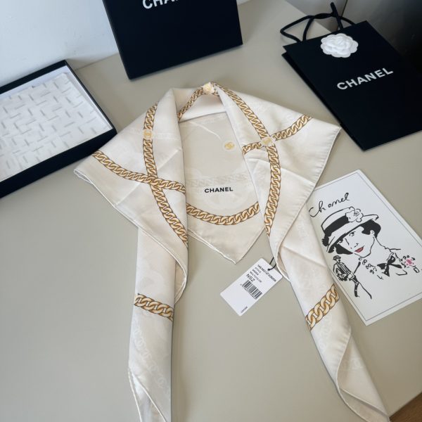 Chanel chuỗi vuông khăn