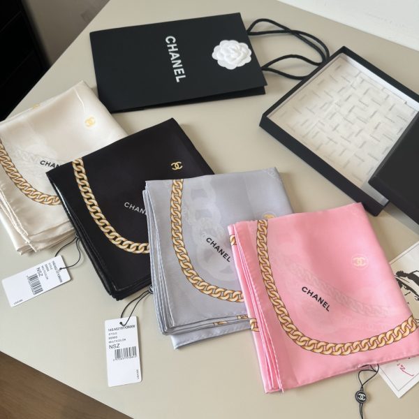 Chanel chuỗi vuông khăn