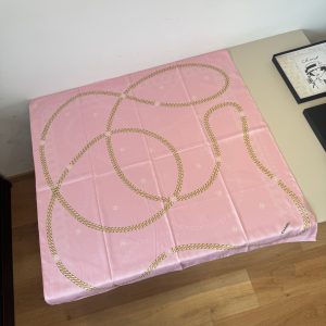 Chanel chuỗi vuông khăn