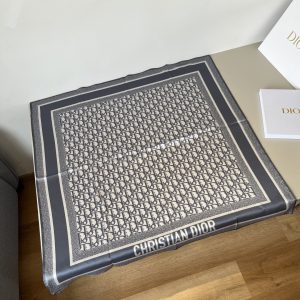 Dior cổ điển in vuông khăn