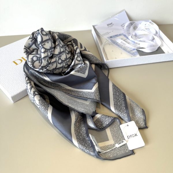 Dior cổ điển in vuông khăn