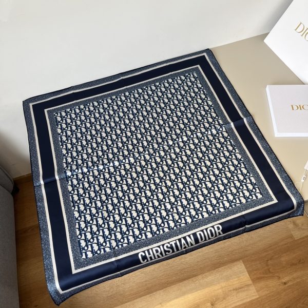 Dior cổ điển in vuông khăn
