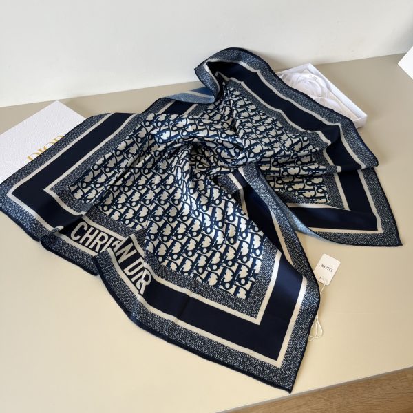Dior cổ điển in vuông khăn