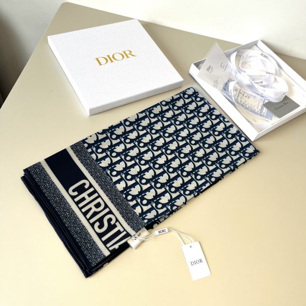 Dior cổ điển in vuông khăn