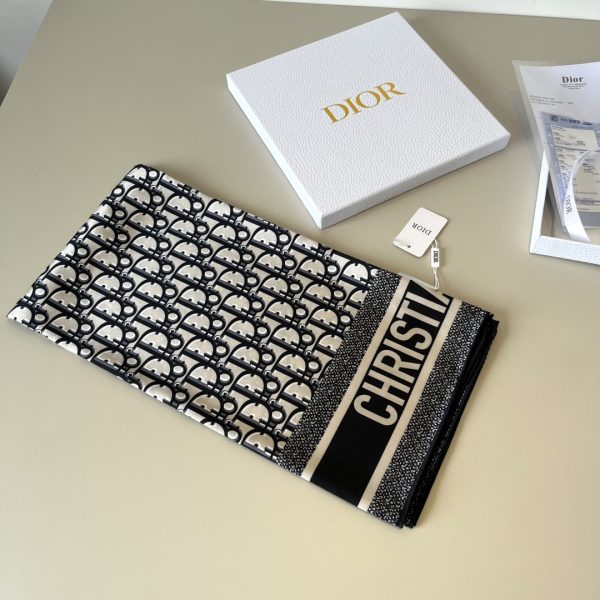 Dior cổ điển in vuông khăn