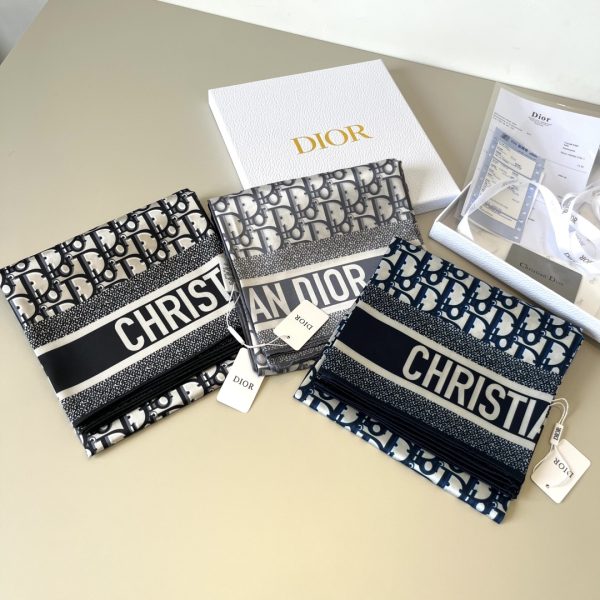 Dior cổ điển in vuông khăn