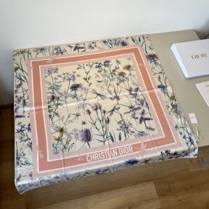 Dior cổ điển in vuông khăn
