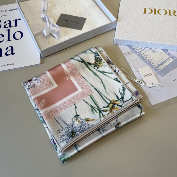 Dior cổ điển in vuông khăn