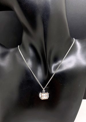 Trang sức vòng cổ Chanel