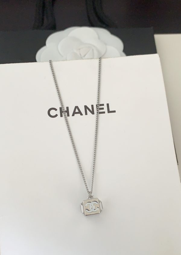 Trang sức vòng cổ Chanel